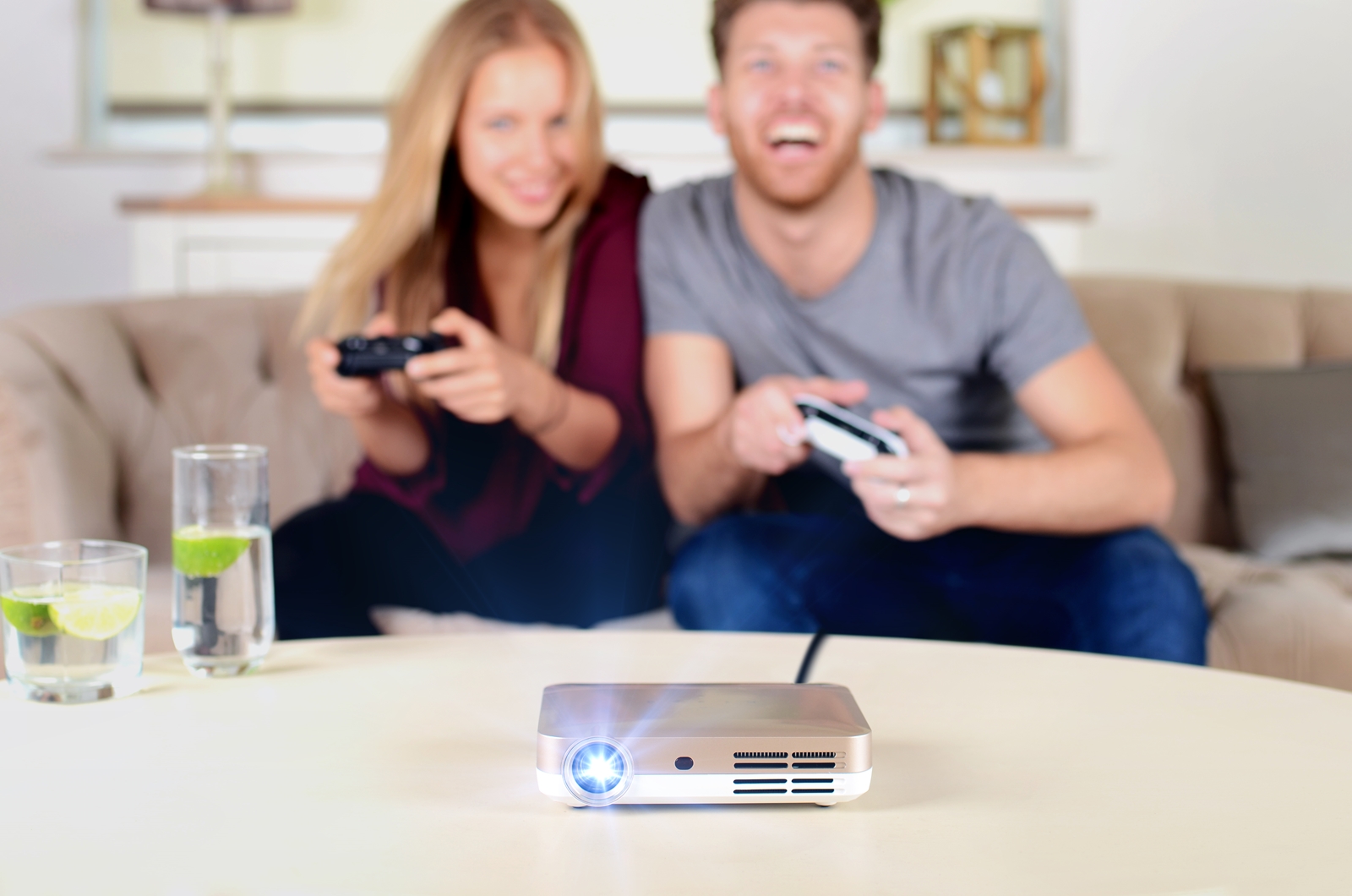 Proyector LED ultraportátil ML330 tan sencillo de utilizar para transmitir contenido de aplicaciones como Netflix