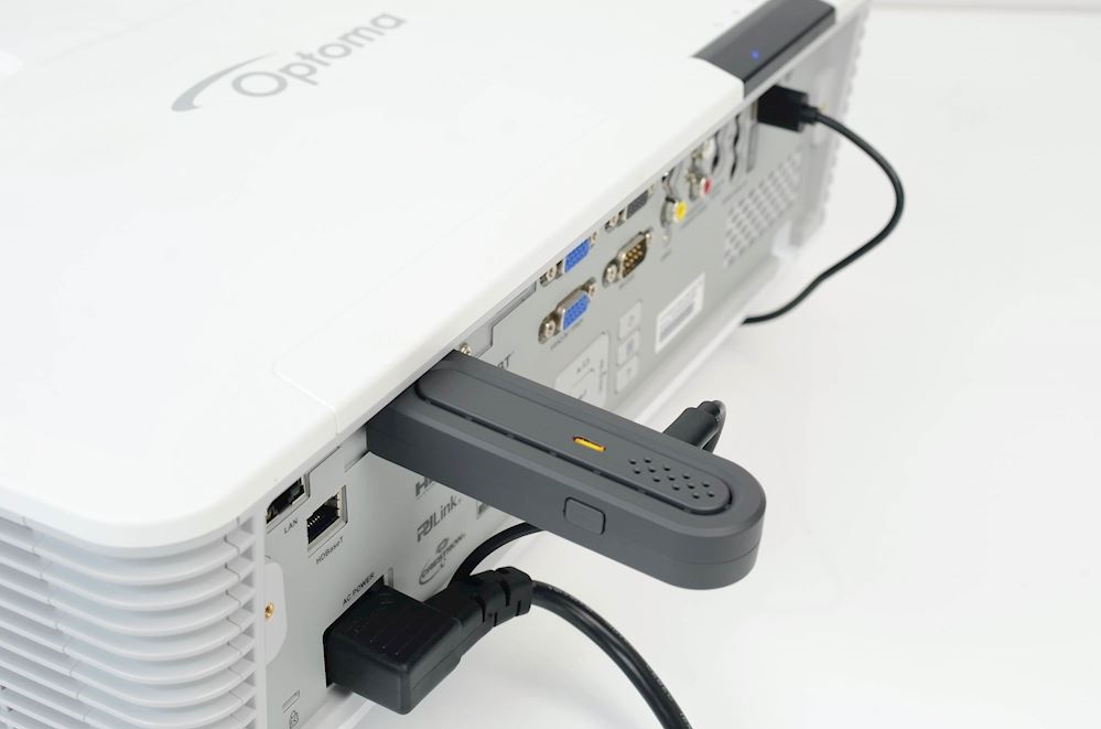 Transmisor / receptor inalámbrico Wi-Fi Optomaa través de conexión red 5 Ghz para conectar cualquier proyector y reproducir contenido inalámbricamente