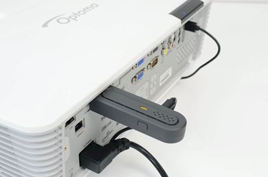Transmisor / receptor inalámbrico Wi-Fi Optomaa través de conexión red 5 Ghz para conectar cualquier proyector y reproducir contenido inalámbricamente