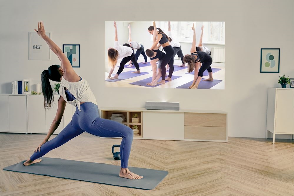 Proyector inteligente Optoma CinemaX P2 consigue una pantalla de 100" con 30cms.