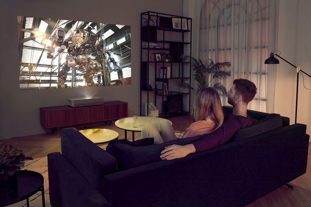 Proyector inteligente Optoma CinemaX P2 consigue una pantalla de 100" con 30cms.