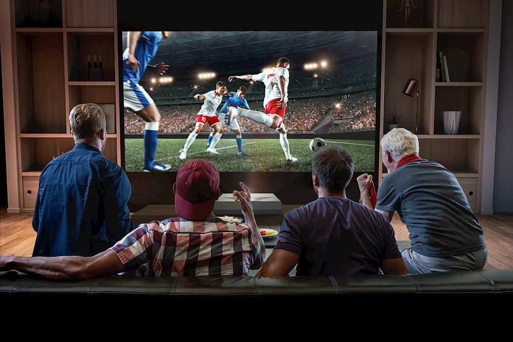 Proyector inteligente Optoma CinemaX P2 consigue una pantalla de 100" con 30cms.