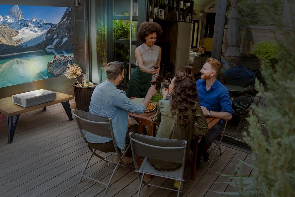 Proyector inteligente Optoma CinemaX P2 consigue una pantalla de 100" con 30cms.