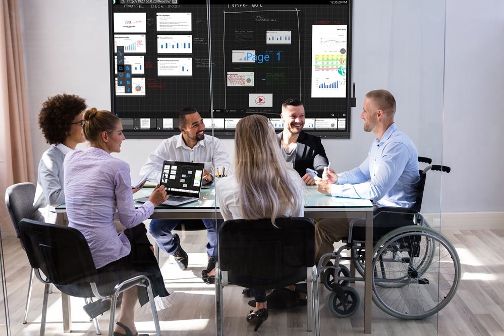 Panel profesional 4k interactivo Optoma 5652RK de 65"