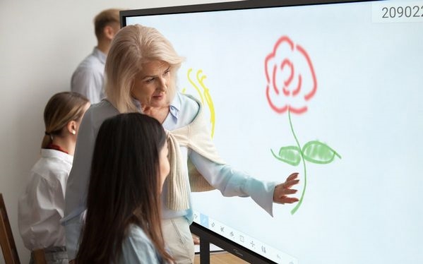Panel profesional 4k interactivo Optoma 5862RK de 86"